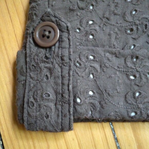 Liquid Brown Eyelet Over Linen Flattering Flat Front Low Rise Shorts Size 4 - Picture 3 of 6